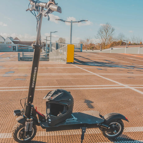 Electric scooter fitted with a seat and storage bag